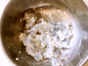 虾从中间切开，取虾线切丁，当一点点玉米淀粉搅拌均匀