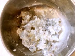 虾从中间切开，取虾线切丁，当一点点玉米淀粉搅拌均匀