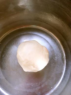 将油酥皮材料混合在一起，活成面团