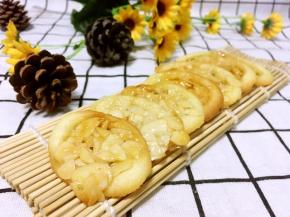 放入烤箱烤15分钟，表面上色即可，出炉凉透等馅料凝固就容易取下来