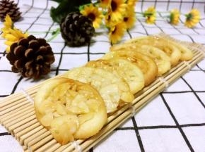 放入烤箱烤15分钟，表面上色即可，出炉凉透等馅料凝固就容易取下来