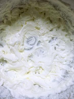 淡奶油加糖粉打发出清晰纹路，打蛋盆倾斜奶油不流动，装一点点在裱花袋内，冰箱冷藏