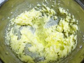 分次加入蛋白，没加入一次蛋白，就用打蛋器打发几下