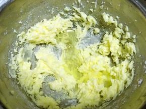 分次加入蛋白，没加入一次蛋白，就用打蛋器打发几下