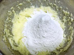 过筛低筋面粉搅拌均匀