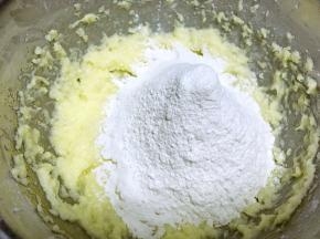 过筛低筋面粉搅拌均匀