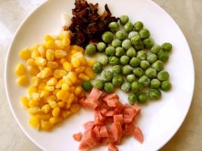 糯米泡一晚备用，其他材料切丁