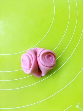 将醒好的面团从中间压一下，擀成面皮