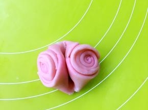 将醒好的面团从中间压一下，擀成面皮