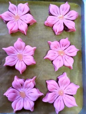 全部做好后，在花朵中间滴几滴蜂蜜