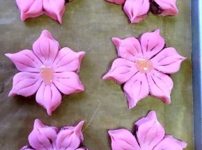 全部做好后，在花朵中间滴几滴蜂蜜