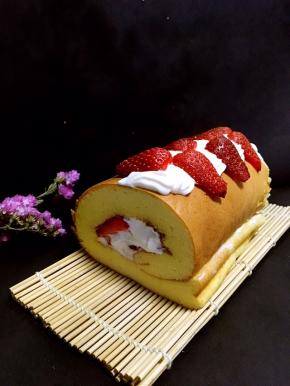 冰箱冷藏一个小时后取出，在表层挤点奶油装饰下，再点缀几颗草莓就可以啦，因为着急拍照，我的蛋糕卷没冷藏，奶油不够紧实