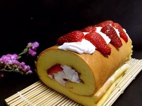 冰箱冷藏一个小时后取出，在表层挤点奶油装饰下，再点缀几颗草莓就可以啦，因为着急拍照，我的蛋糕卷没冷藏，奶油不够紧实