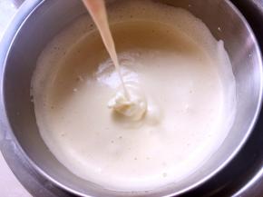 加入黄油液搅拌均匀