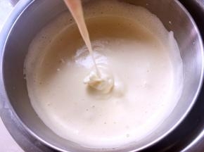 加入黄油液搅拌均匀