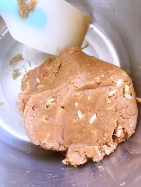 过筛面粉跟小苏打粉，搅拌几下，加入果仁搅拌均匀