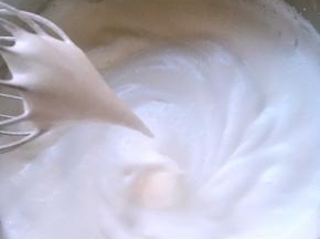 打出小弯钩状，加入第三次砂糖，继续打发至湿性发泡，打蛋器提起有个长长的尖，但不滴下来