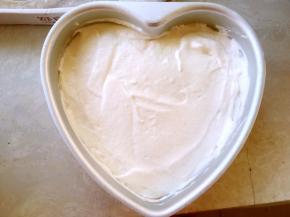 最后倒入剩下的原色面糊，刮刀刮平正，入烤箱烤35分钟