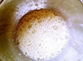 蛋白加几滴柠檬汁打发，分三次加入砂糖，打出大眼泡状加入第一次砂糖