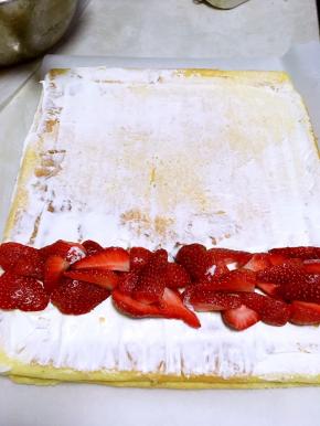 靠近自己这面铺上草莓块