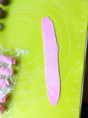 松弛好再次擀成长条，卷起来，继续松弛15分钟