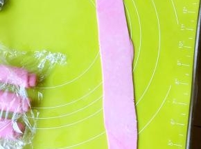 松弛好再次擀成长条，卷起来，继续松弛15分钟