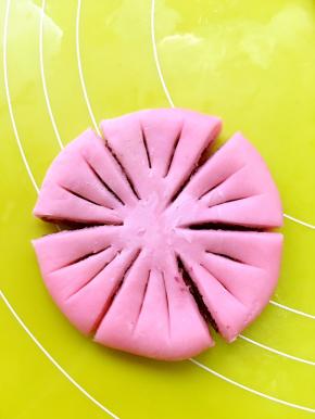 用擀面杖压成圆饼，并用刀按照图案划成6等份，每一片中见再划两道