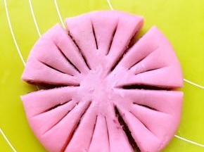 用擀面杖压成圆饼，并用刀按照图案划成6等份，每一片中见再划两道