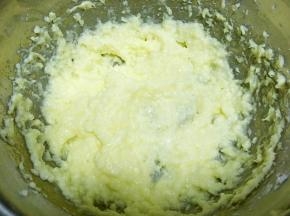 直到全部蛋白加入，打发均匀即可