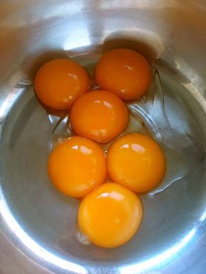 鸡蛋分离至两大干净的无水无油的盆中