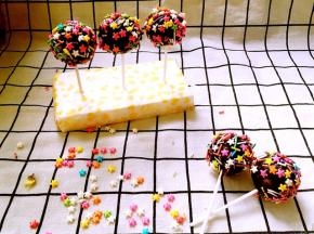 将巧克力隔水加热融化至流动状态