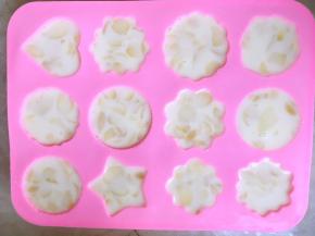 凉至手温，倒入模具，冰箱冷藏2个小时以上