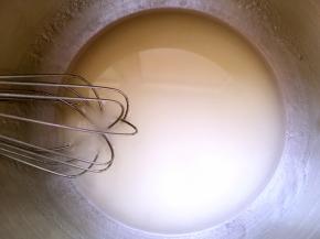 乳清加玉米油搅拌均匀，搅拌好的液体呈乳白色浓稠状，有点像米汤