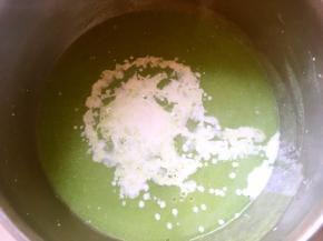 加入一小撮盐跟淡奶油，搅拌均匀即可，具体口味可以根据自己喜欢增减淡奶油的用量，也可以放的黑胡椒调味