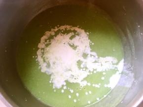 加入一小撮盐跟淡奶油，搅拌均匀即可，具体口味可以根据自己喜欢增减淡奶油的用量，也可以放的黑胡椒调味