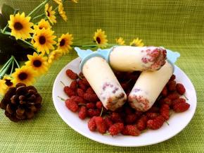 冻好的棒冰，取的时候，可以将模具拿出来，室温下放置5分钟，旋转棒冰棍就取下来了