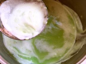 打好的青豆汁，倒入锅内，小火加热，去掉表层的白色泡沫，熬10分钟