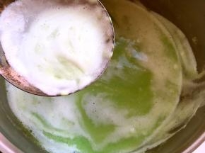 打好的青豆汁，倒入锅内，小火加热，去掉表层的白色泡沫，熬10分钟