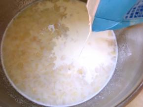 加入淡奶油搅拌均匀