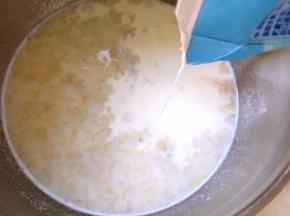 加入淡奶油搅拌均匀