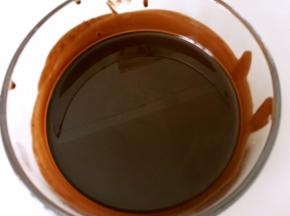 巧克力隔水加热至融化