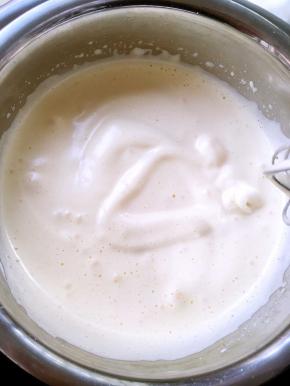 隔温热水打发至打蛋器提起，滴下来的纹路不会马上消失