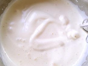 隔温热水打发至打蛋器提起，滴下来的纹路不会马上消失