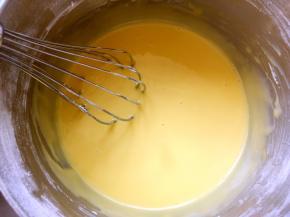 将加入蛋黄的面糊搅拌均匀