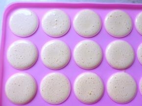 装入裱花袋，裱花袋剪个小口，在棒棒糖模具内挤满面糊，一定要满模才行