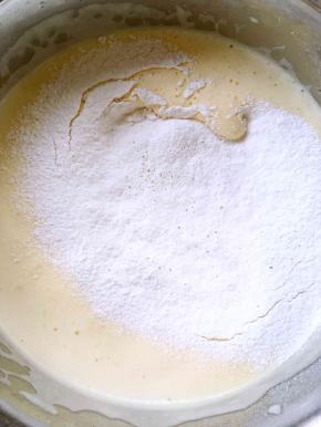 加入过筛后的低筋面粉，翻拌均匀，烤箱预热170度