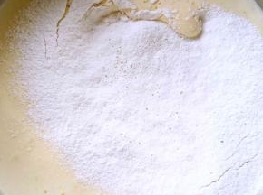 加入过筛后的低筋面粉，翻拌均匀，烤箱预热170度