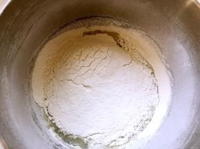 过筛低筋面粉，搅拌均匀无颗粒