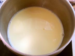 将热牛奶一点点加入到蛋黄中，边加入边搅拌，直到将全部牛奶加入到蛋黄中，并搅拌均匀，之后过筛，小火加热至微开，冒泡泡即可，放置一旁凉透备用