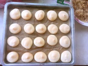 小贝烤好后，出炉凉至手温，从油纸上取下来